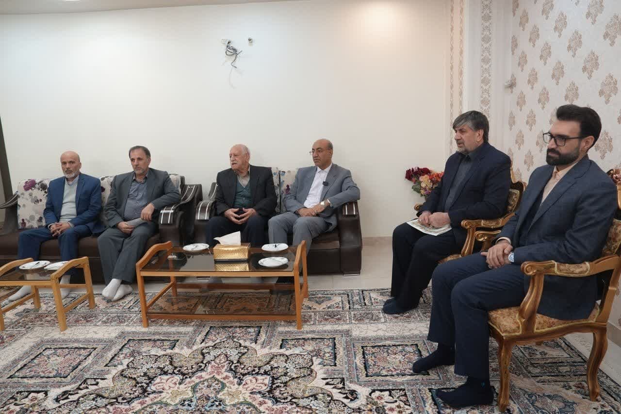 دیدار استاندار کرمانشاه با خانواده شهیدان کرمخانی و پاکیزان دیدار استاندار کرمانشاه با خانواده شهیدان کرمخانی و پاکیزان