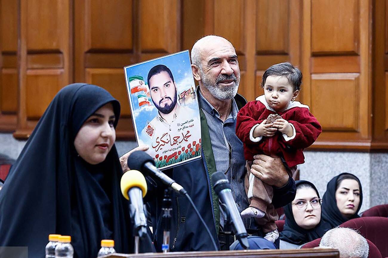 دادگاه جنایات شاهچراغ؛ خانواده شهدا و آسیبدیدگان خواستار پاسخگویی آمریکا شدند