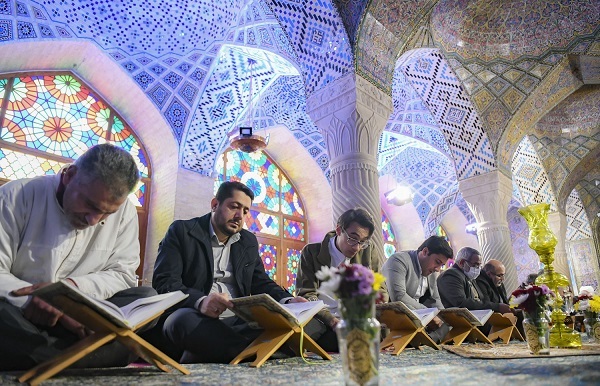 گزارش تصویری ضیافت نور در نصیرالملک: تلاوت و تفسیر قرآن در ماه رمضان گزارش تصویری ضیافت نور در نصیرالملک: تلاوت و تفسیر قرآن در ماه رمضان