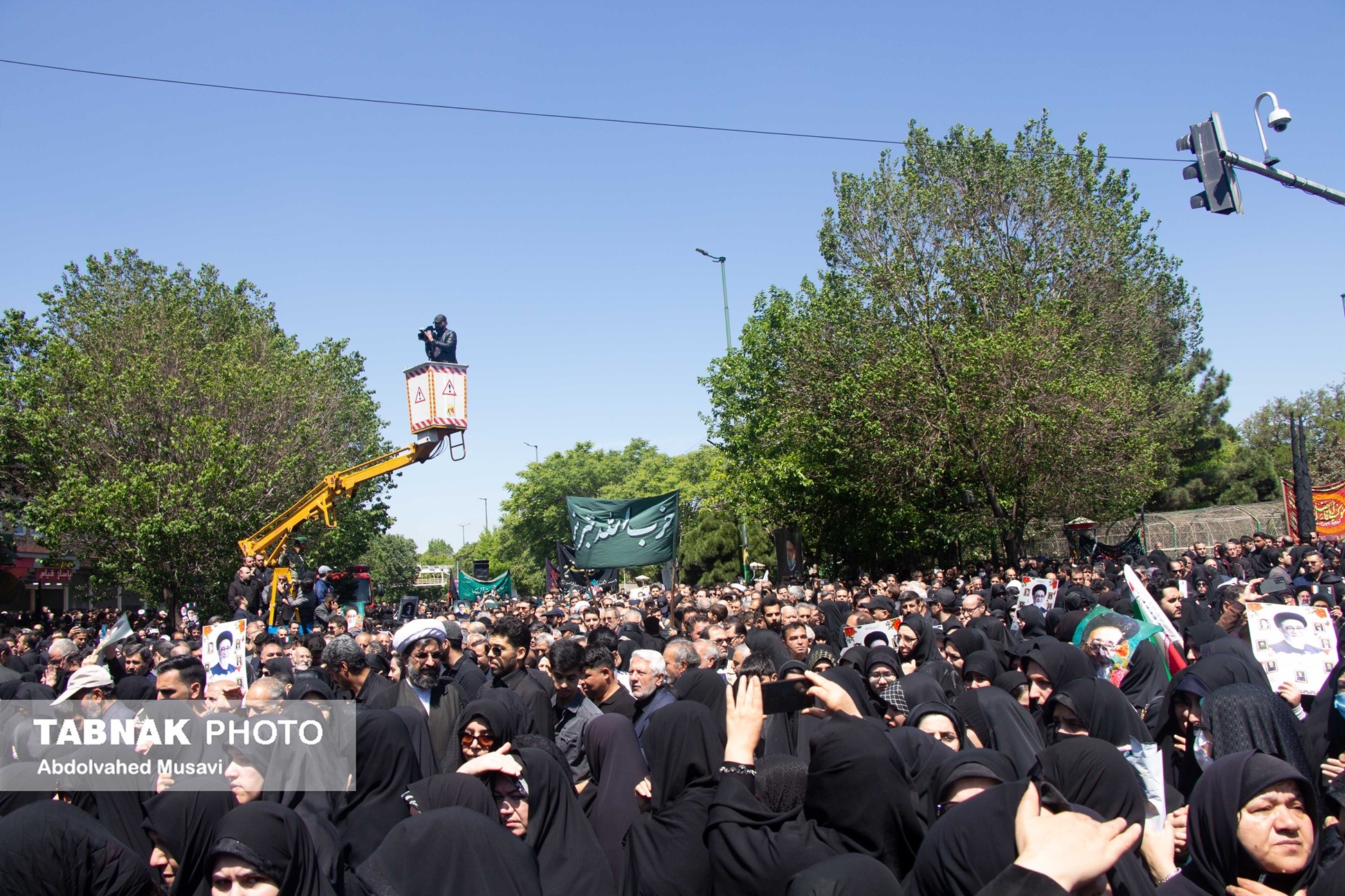 تصاویر/ تشییع حماسی امام جمعه شهید توسط مردم تبریز