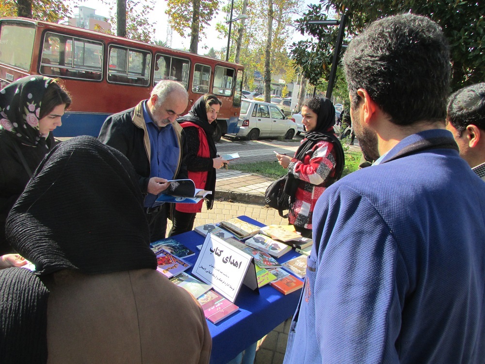 ترویج فرهنگ کتابخوانی با اهدای بیش از ۱۰۰ جلد کتاب در هفته کتاب و کتابخوانی+تصاویر ترویج فرهنگ کتابخوانی با اهدای بیش از ۱۰۰ جلد کتاب در هفته کتاب و کتابخوانی+تصاویر