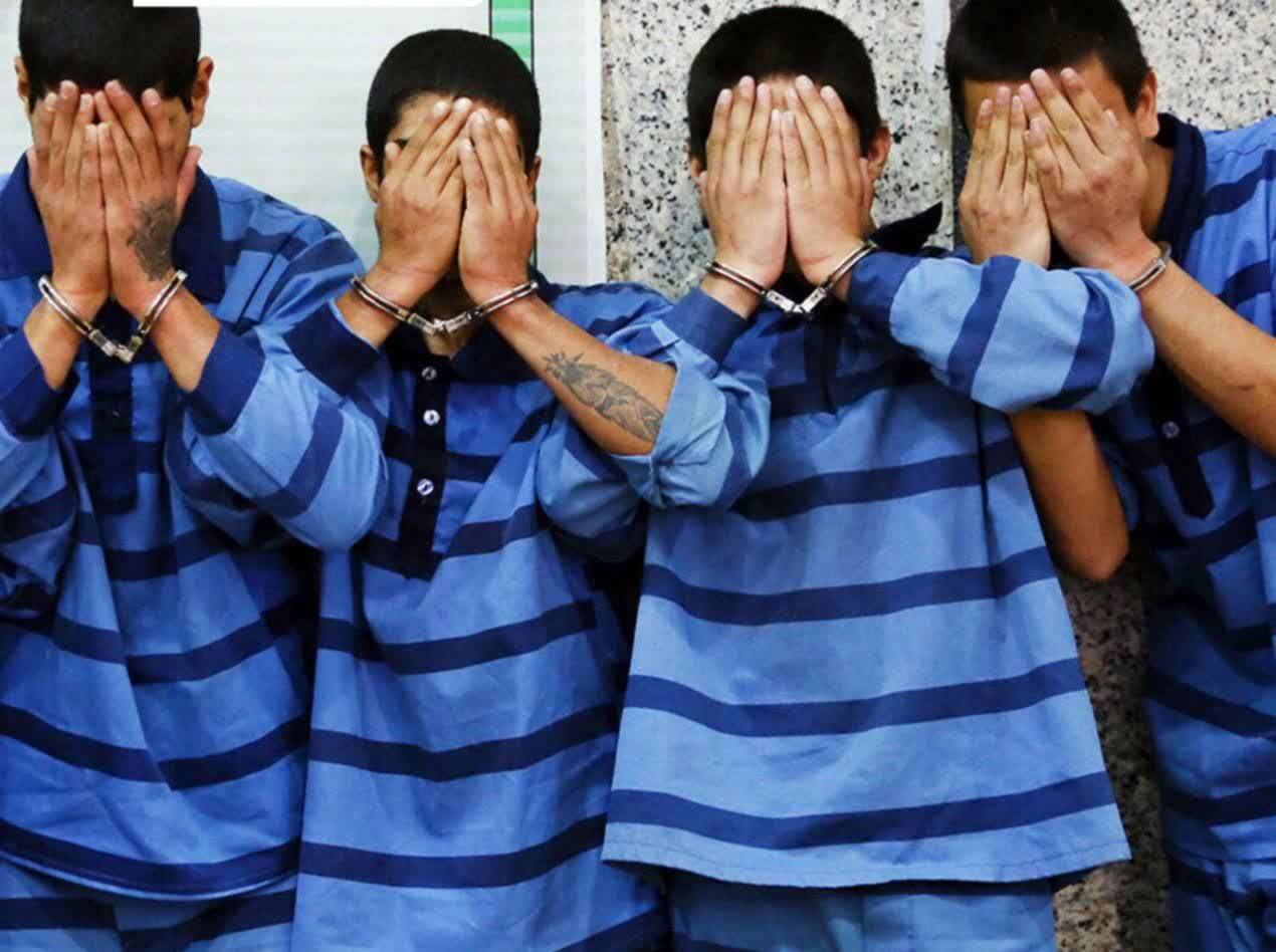 باند سارقان داخل خودرو با ۲۵ فقره سرقت در کرج دستگیر شدند