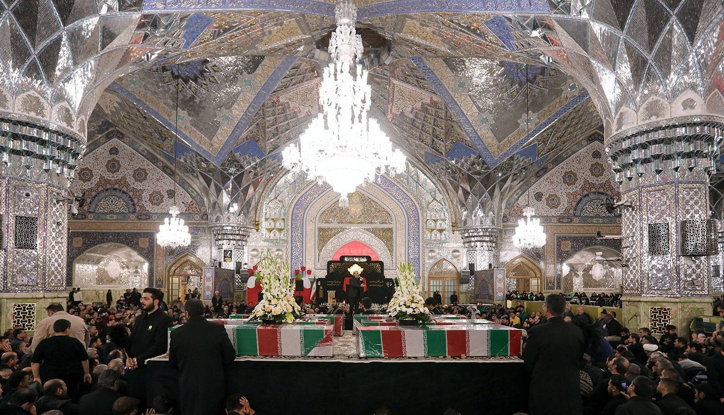 وداع زائران حرم رضوی با 14 شهید گمنام در شب شهادت حضرت زهرا(س) + فیلم