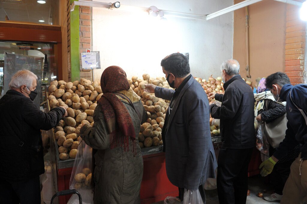 آشفتگی و دست فروشی در دروازه کازرون شیراز به نام واحدهای صنفی تمام نشودمشکلات صنف میوه و تره بار شیراز؛ از کاهش قدرت خرید تا افزایش دلالان