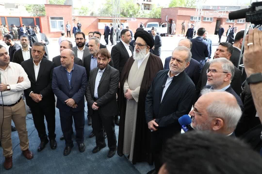 رئیس‌جمهور از نمایشگاه توانمندی‌های قرارگاه اجتماعی استان البرز در محله حصار کرج بازدید کرد 