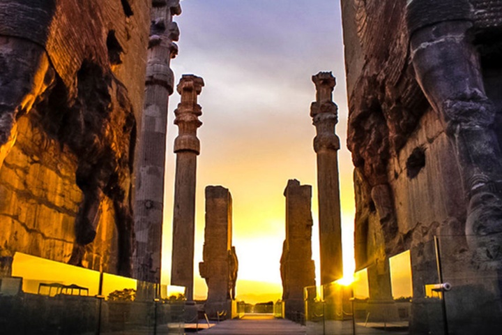 ۲۱۲ هزار گردشگر به دل تاریخ سفر کردند/ تخت جمشید در صدر پربازدیدترین اماکن تاریخی کشور