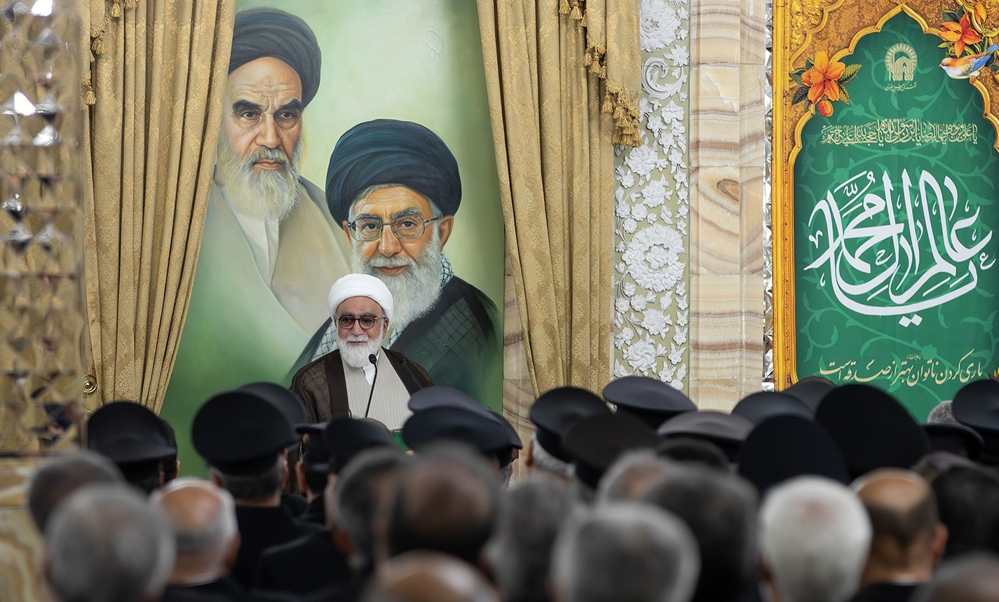 ۳۰۸ نفر از خادمان حرم مطهر رضوی، حکم و نشان خود را از تولیت آستان قدس رضوی دریافت کردند