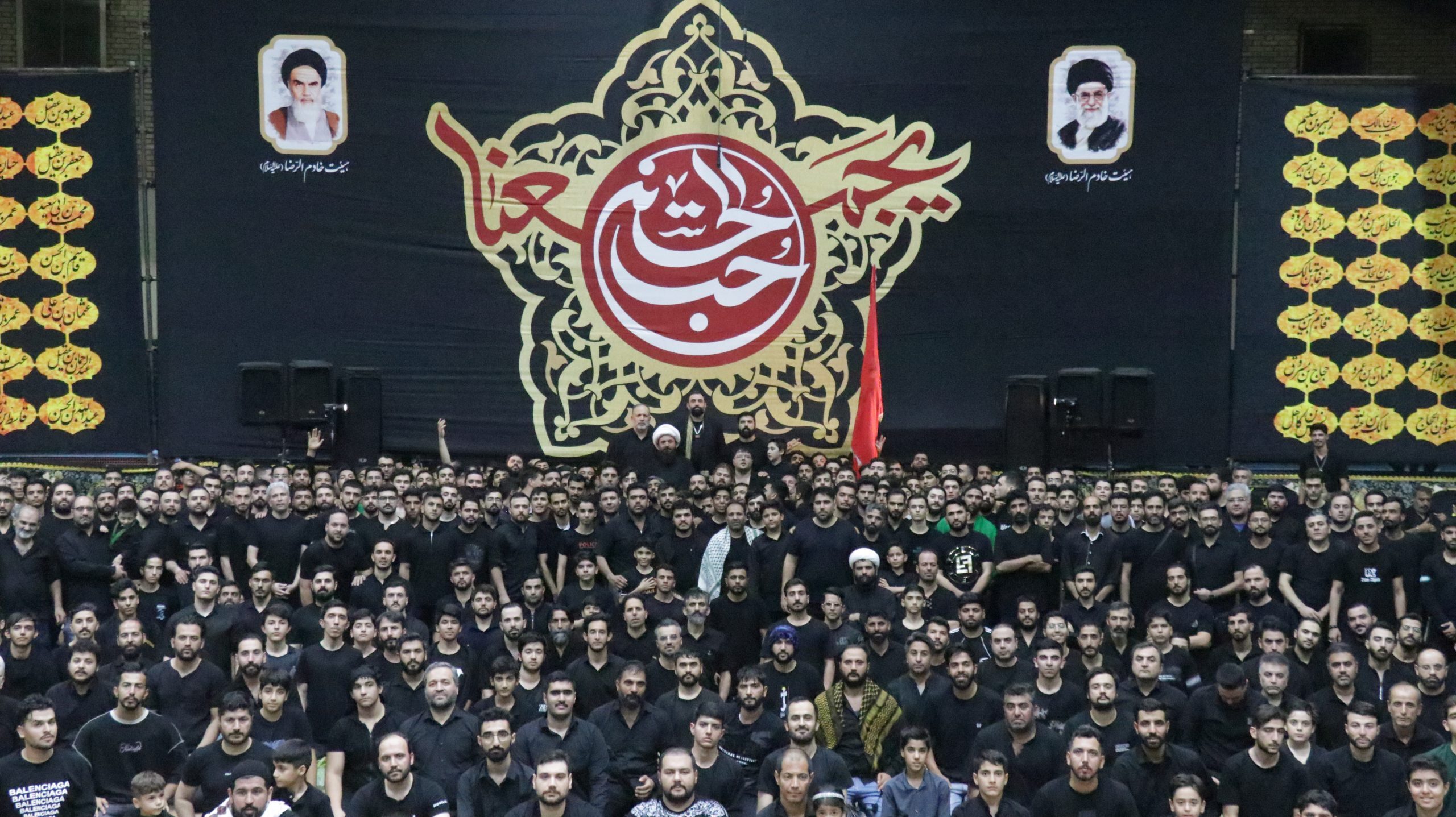 ۸۰۰ هزار گریه و فقط یک صدا «یا حسین» / نَفَس کشیدن قم زیر علم امام رضا (ع) //س ۸۰۰ هزار گریه و فقط یک صدا «یا حسین» / نَفَس کشیدن قم زیر علم امام رضا (ع) //س