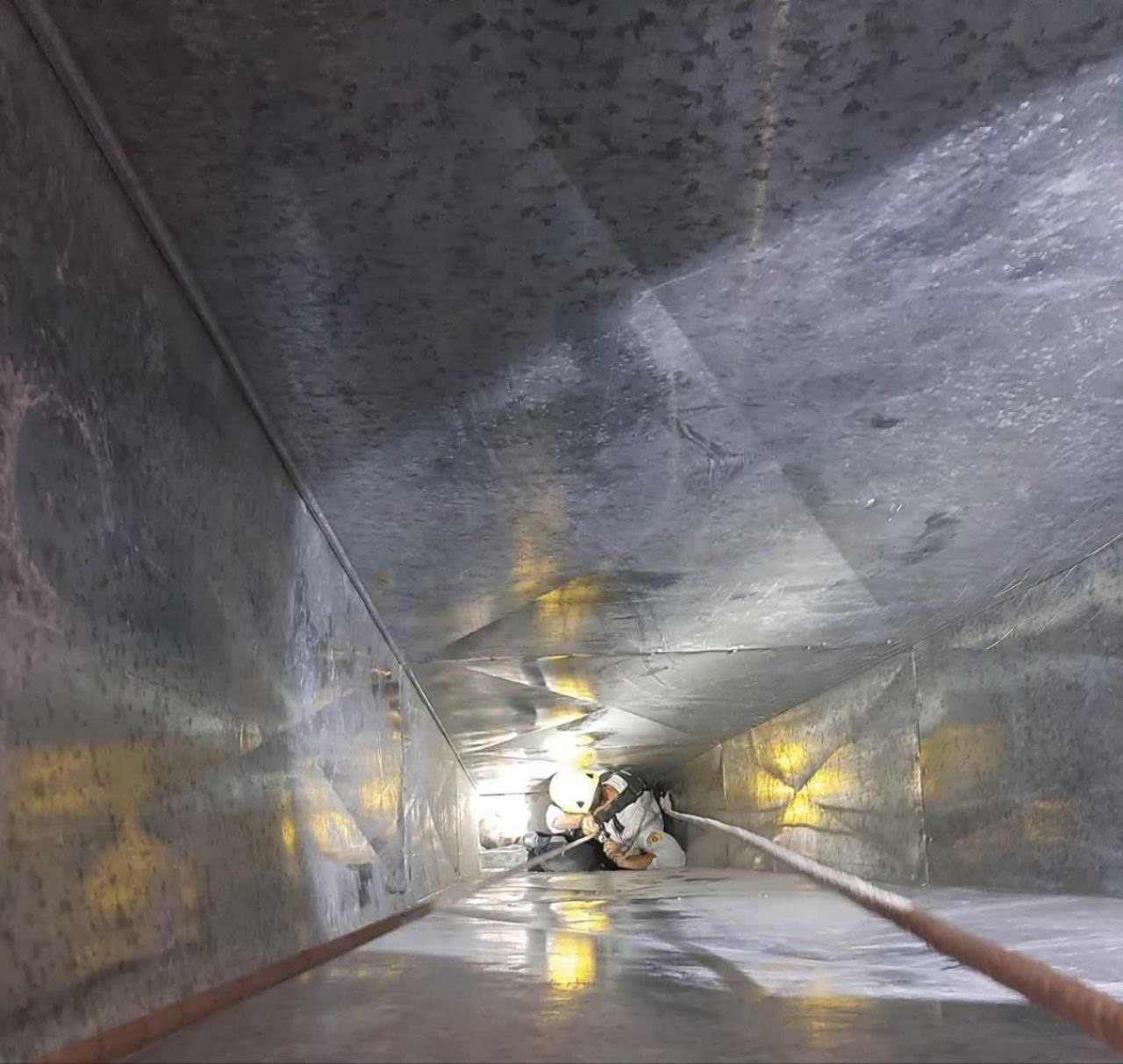 سقوط گچکار به داخل کانال کولر در بیمارستان بعثت همدان؛ نجات با تلاش آتشنشانان + عکس سقوط گچکار به داخل کانال کولر در بیمارستان بعثت همدان؛ نجات با تلاش آتشنشانان + عکس