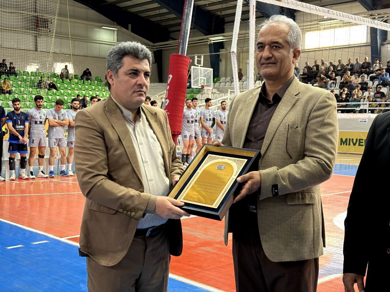رونمایی از تیم والیبال «روژ میوه زریبار» با حمایت فرماندار مریوان/ حضور در لیگ کشوری با اسپانسری بخش خصوصی رونمایی از تیم والیبال «روژ میوه زریبار» با حمایت فرماندار مریوان/ حضور در لیگ کشوری با اسپانسری بخش خصوصی