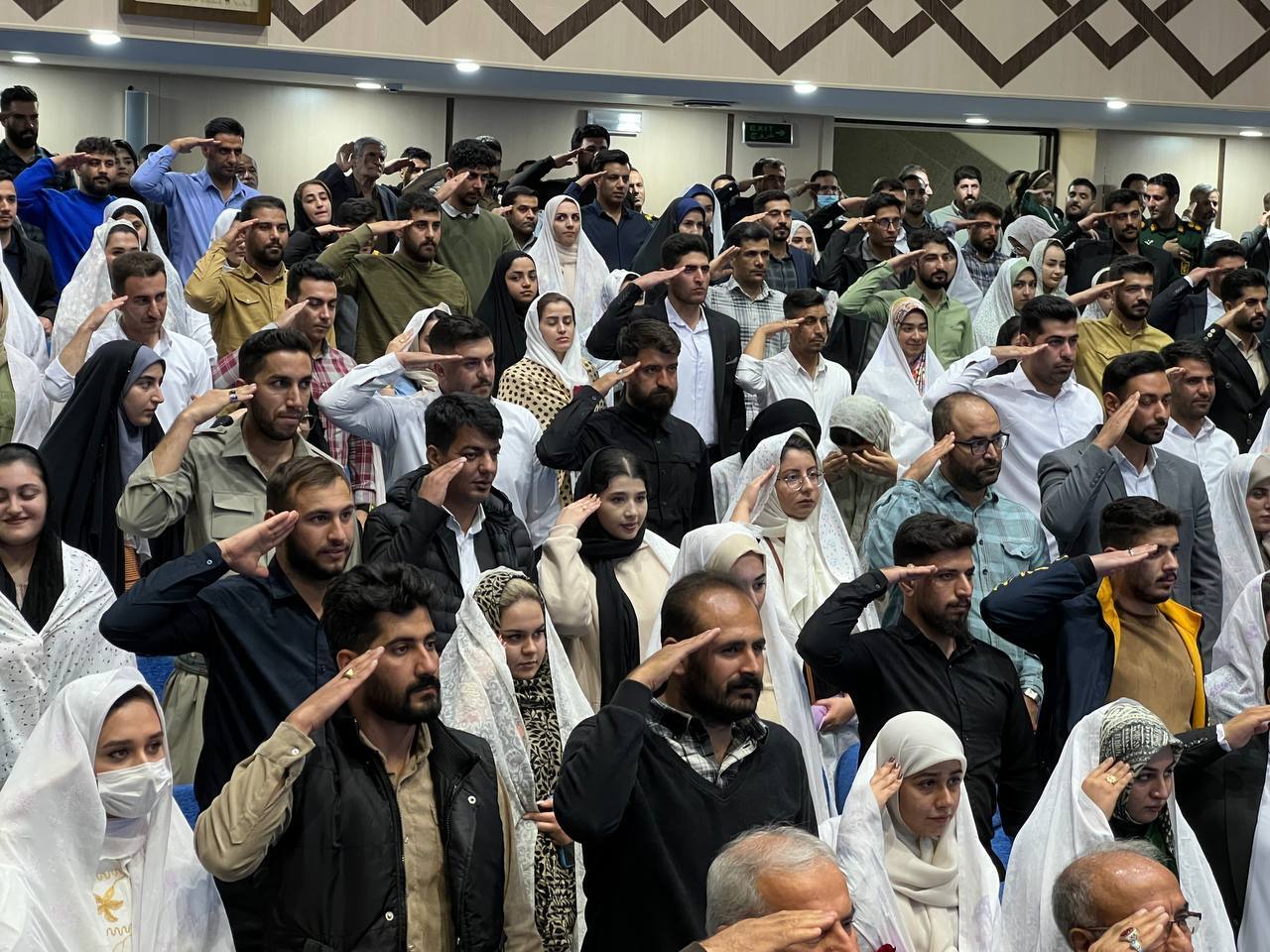 عروس و دامادهایی که در سنندج با سلام نظامی زندگی مشترک را آغاز کردند + فیلم عروس و دامادهایی که در سنندج با سلام نظامی زندگی مشترک را آغاز کردند + فیلم