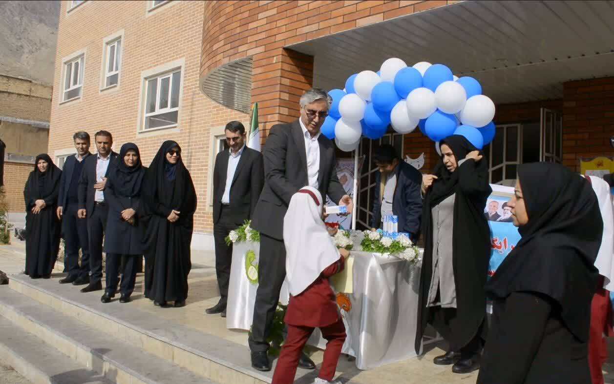 آغاز توزیع شیر رایگان در مدارس لرستان با هدف ارتقای سلامت دانشآموزان آغاز توزیع شیر رایگان در مدارس لرستان با هدف ارتقای سلامت دانشآموزان