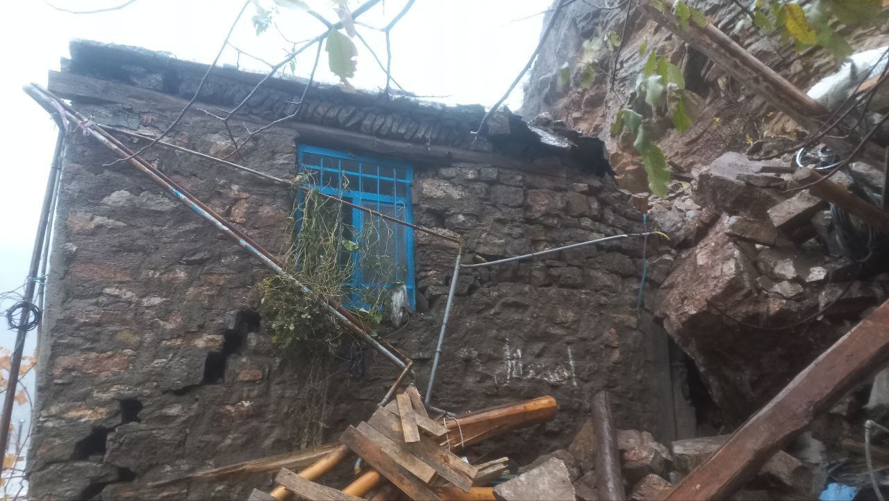 خسارت باران و ریزش سنگ در هورامان تخت/ تعدادی دام تلف شدند و خطر ریزش بیشتر ادامه دارد خسارت باران و ریزش سنگ در هورامان تخت/ تعدادی دام تلف شدند و خطر ریزش بیشتر ادامه دارد