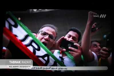 تماشای بازی فوتبال ایران و ولز در بازار مشهد