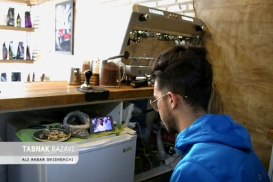 تماشای بازی فوتبال ایران و ولز در بازار مشهد