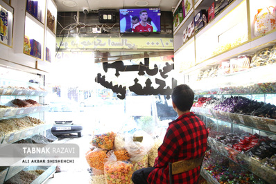 تماشای بازی فوتبال ایران و ولز در بازار مشهد