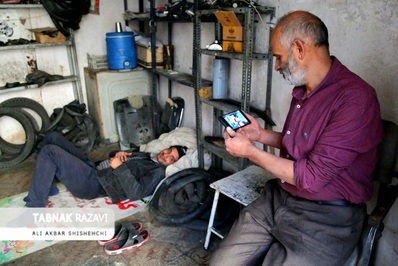 تماشای بازی فوتبال ایران و ولز در بازار مشهد