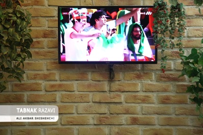 تماشای بازی فوتبال ایران و ولز در بازار مشهد