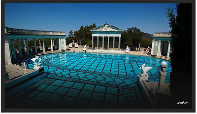 بنا در دهه های 1920 و 1930 ساخته شده است ، استخر نپتون در قلعه ی هرست ، همراه با شریک داخلی و سرپوشیده اش یعنی استخر رومی ، نشانگر شکوه معماری کلاسیک است. 